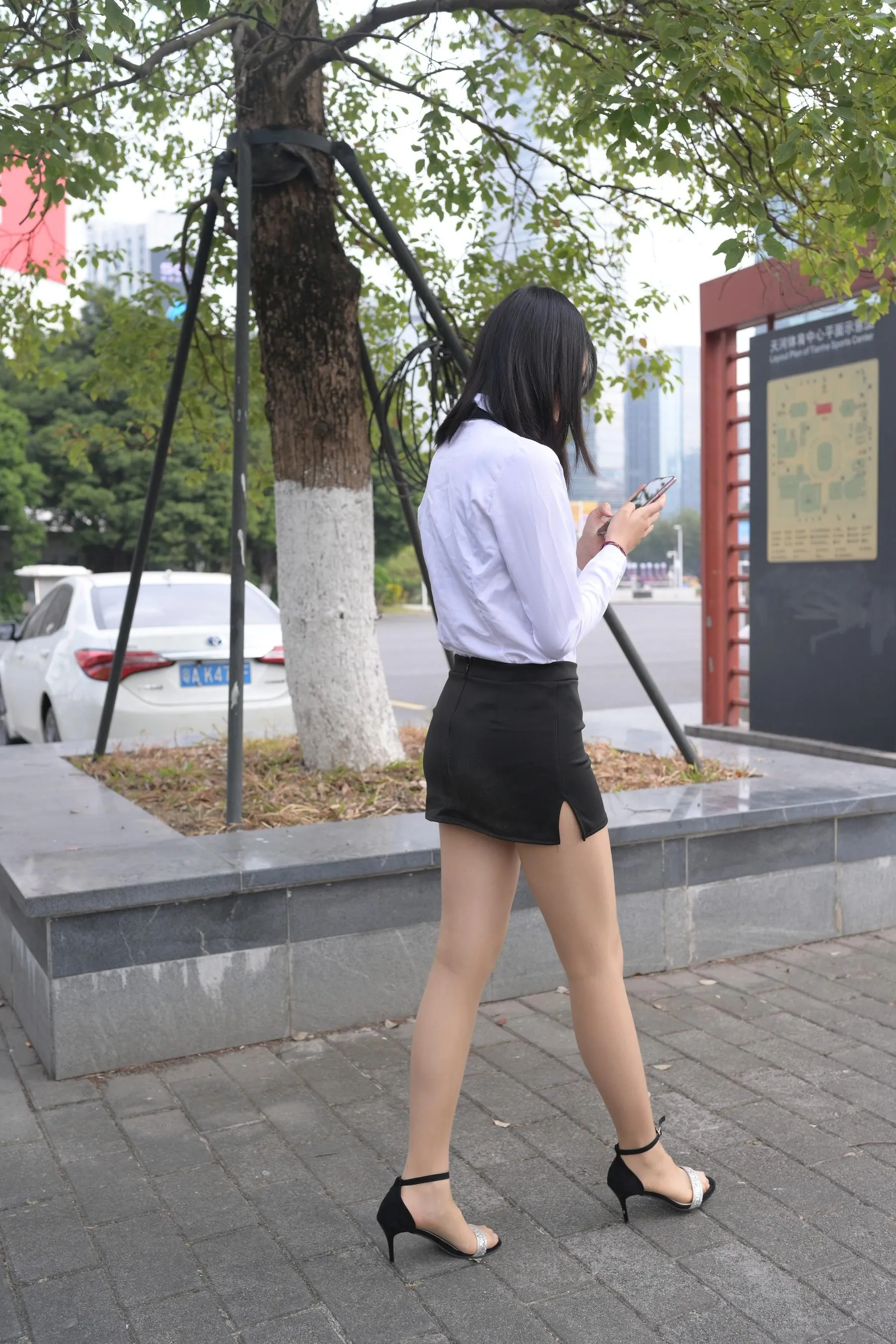 [魔镜街拍] NO.084 程生街拍-商城推销美女长腿肉丝制服 [456P]插图1